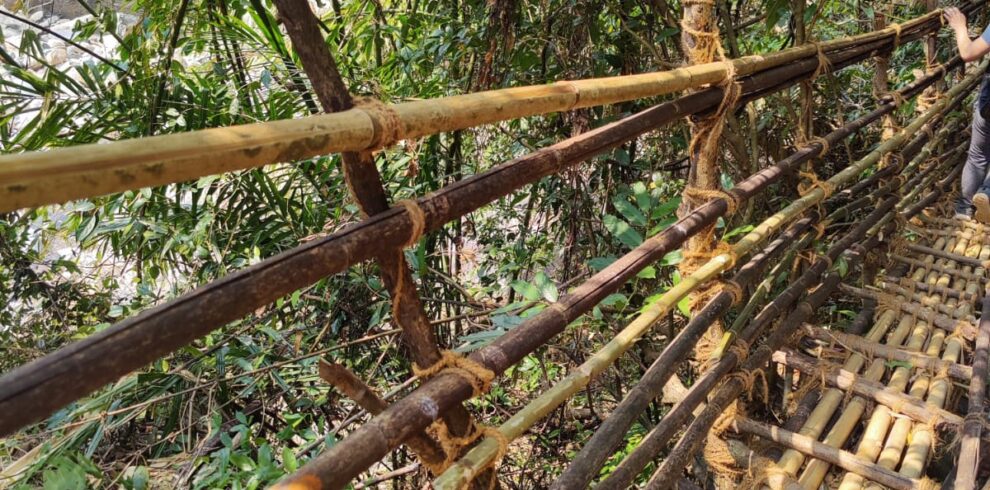 Walk the legend, feel the thrill 🪵⛰️ Mawryngkhang – the King of Stones awaits!" #MeghalayaTrek #BambooTrail #HaRiLajongTours